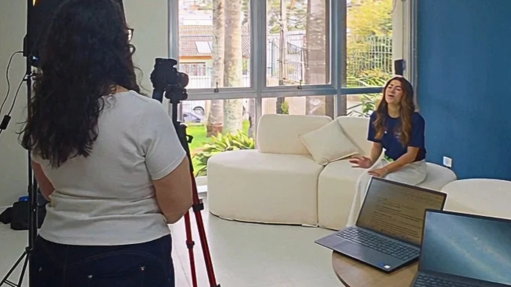 Equipe da KF Digital, melhor agência de marketing médico em Curitiba, gravando conteúdo em consultório.